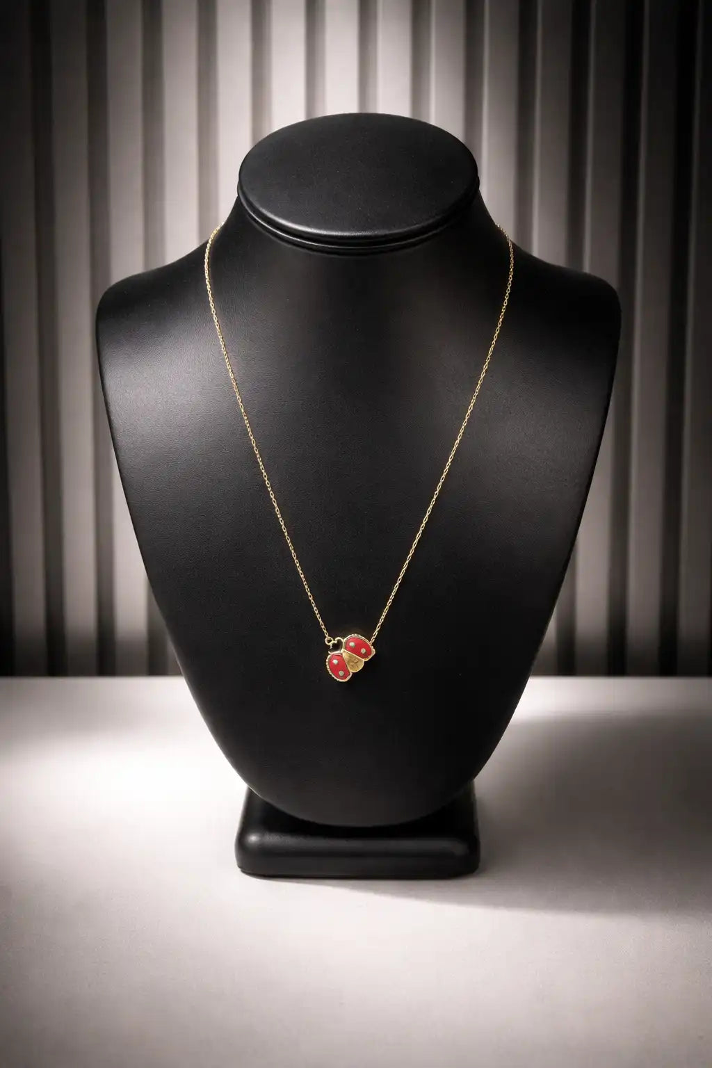 Cadena con colgante de mariquita